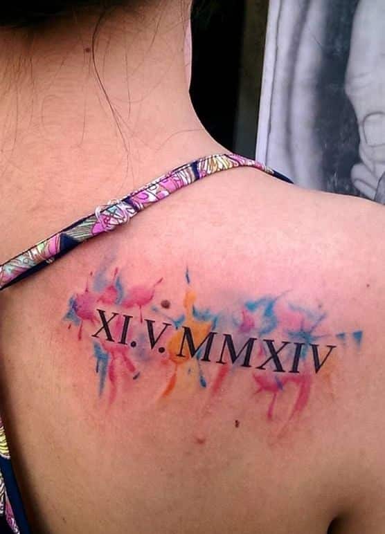 espalda tatuada mujer numeros romanos