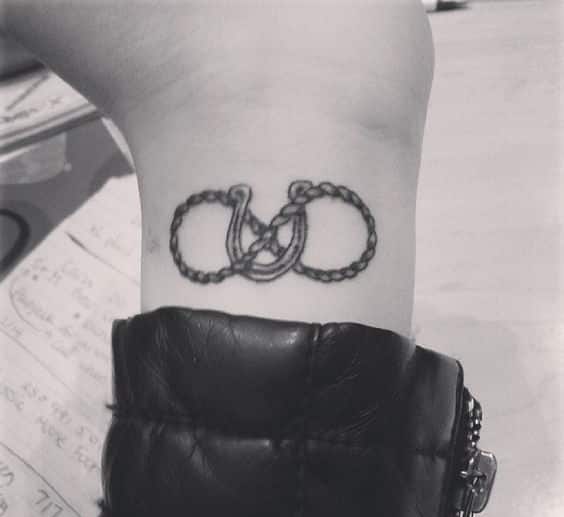 infinito y herradura tatuado