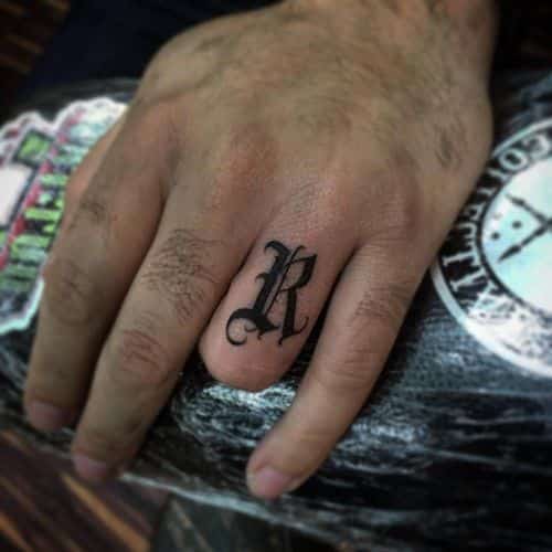 letra R tatuaje