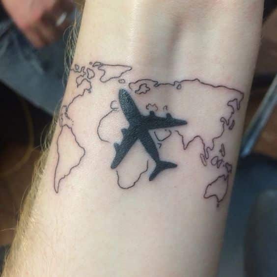 mapa mundi y avion tatuados