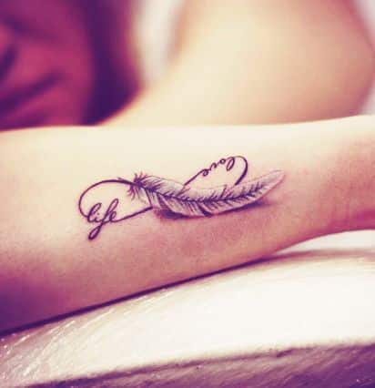 pluma e infinito tatuaje