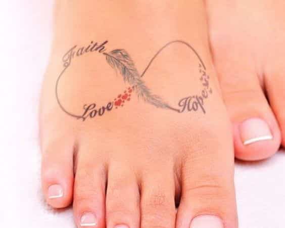plumas en los pies tatuajes