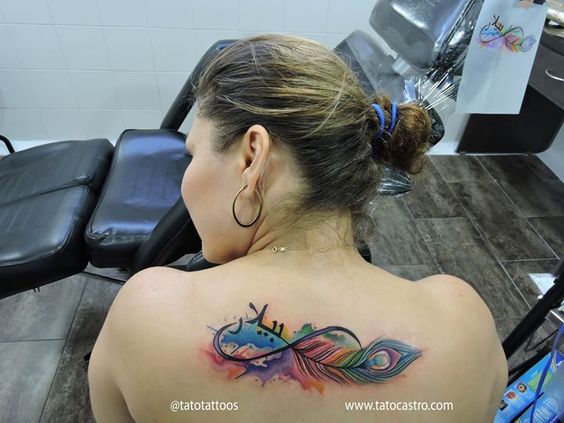 plumas y simbolos tatuajes