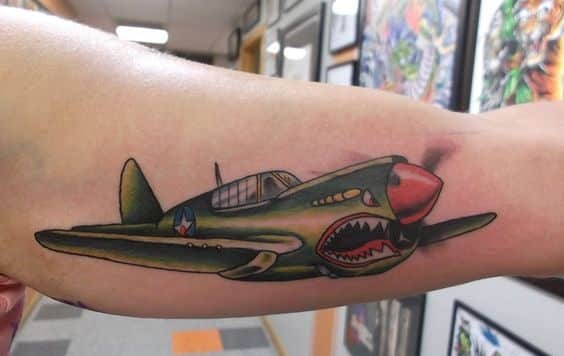 tatuaje de avion de guerra brazo