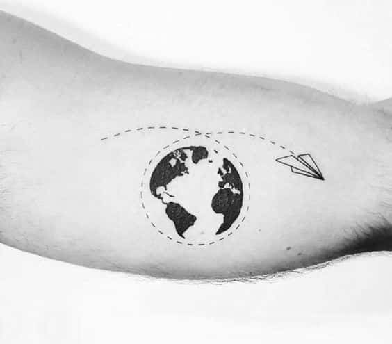 tatuaje de avion de papel