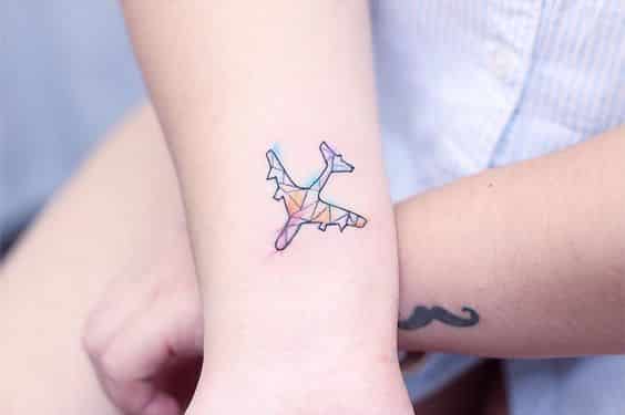 tatuaje de avion estilo geometrico