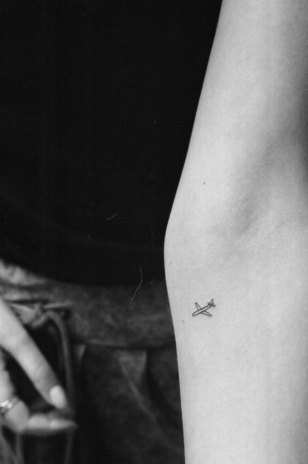 tatuaje de avion pequeño