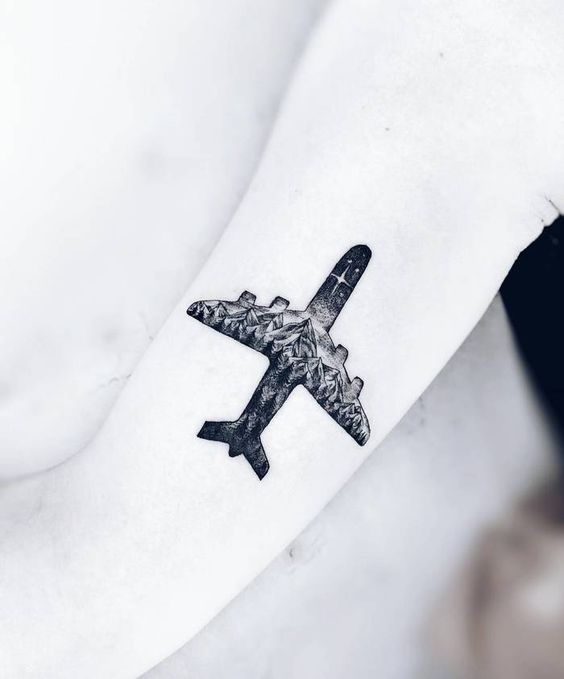 tatuaje de avion yy montaña