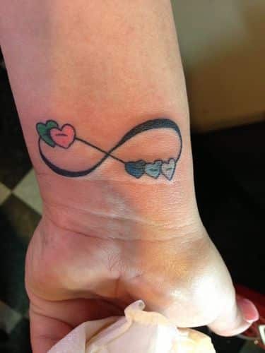 tatuaje de infinito y corazones