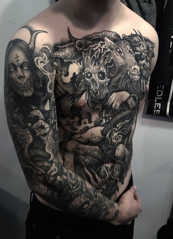 tatuaje gotico en el cuerpo hombre