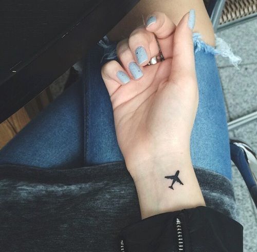 tatuaje pequeño de avion