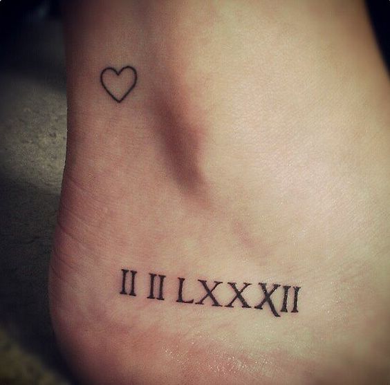 tatuaje romano en la planta del pie