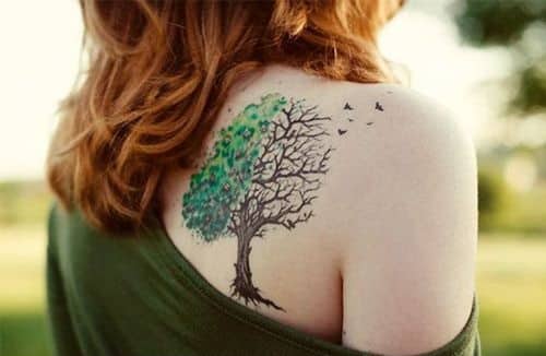 arbol a color tatuado espalda