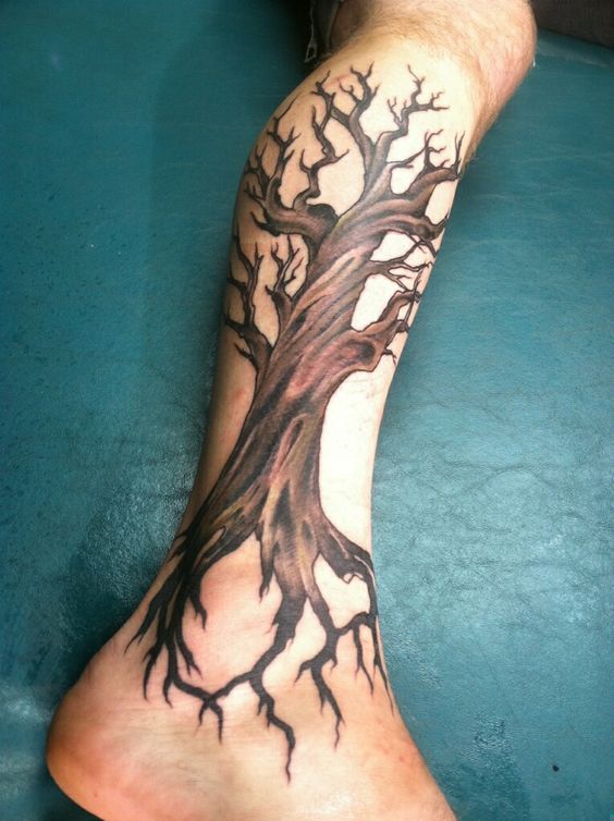 arbol muerto tatuado en la pierna