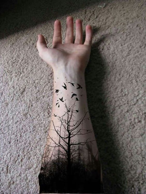 arbol seco en el brazo tatuado