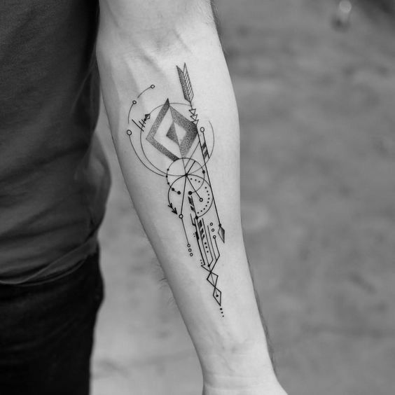 braco con flecha diseños geometricos tatuados