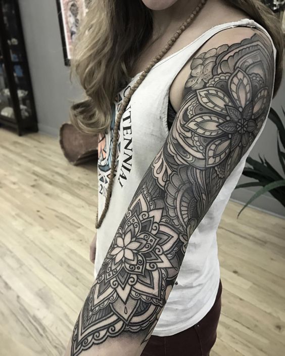 brazo mujer mandala tatuado