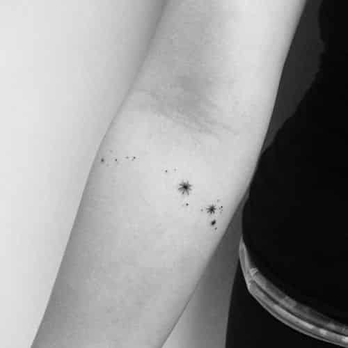 constelacion en el brazo tatuaje