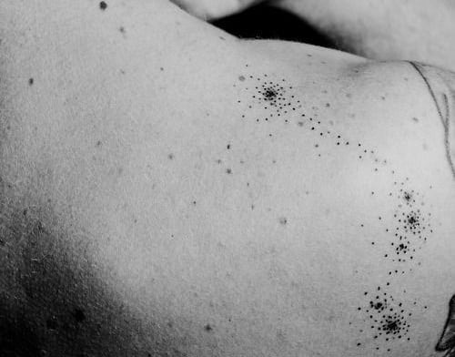constelacion en la espalda tatoo