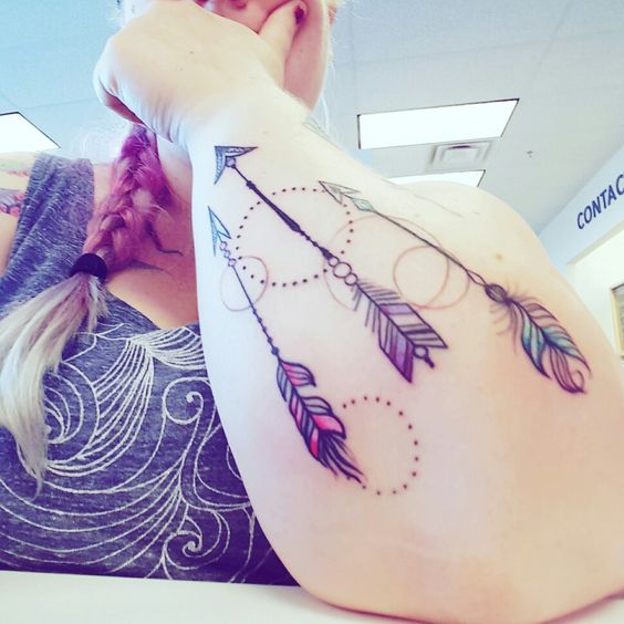 diseño de flecha para mujer tatoo