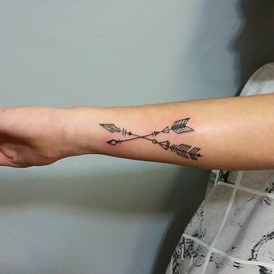 flechas en el brazo tatuaje