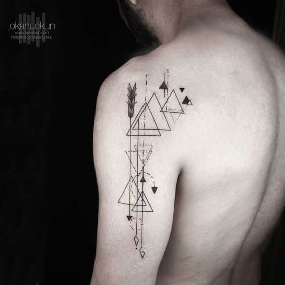 flechas tatuadas en la espalda