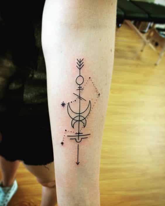 flechas y constelaciones tatuadas
