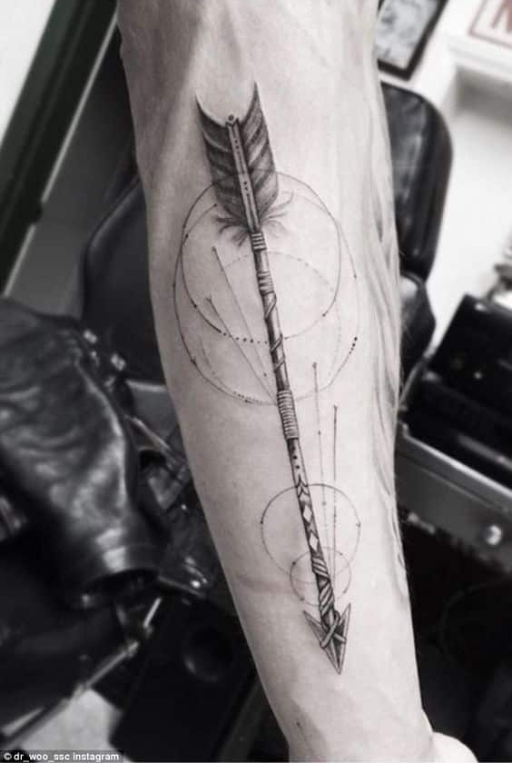 forma geometrica en flecha tatuada