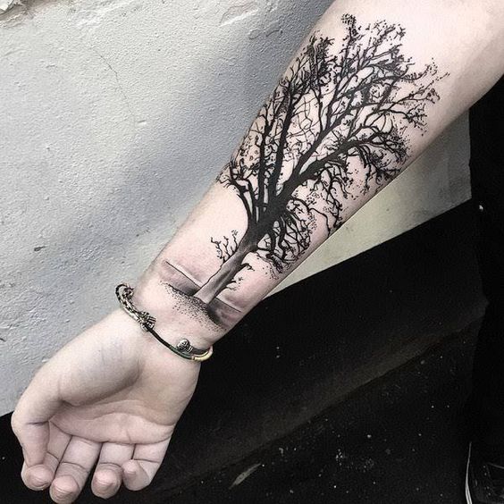 hombres arbol tatuado