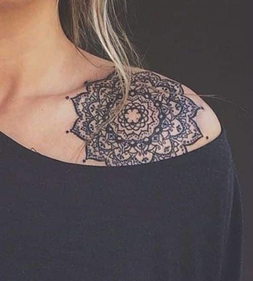 hombro tatuado con mandala