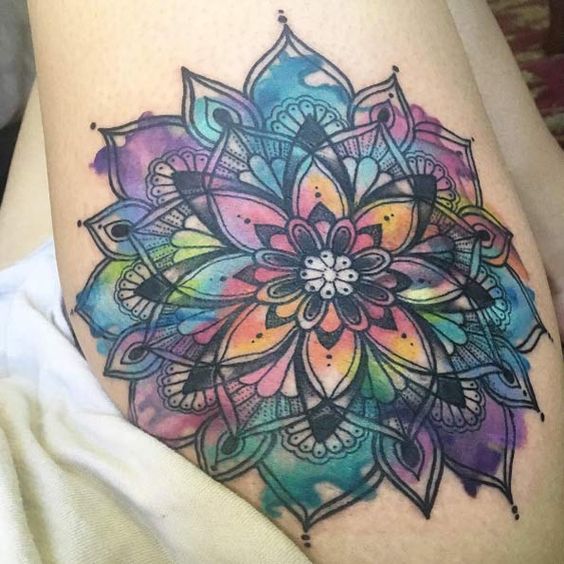 mandala a color tatuado