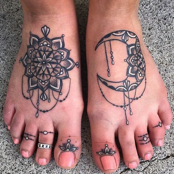 mandala en los dos pies tatuaje