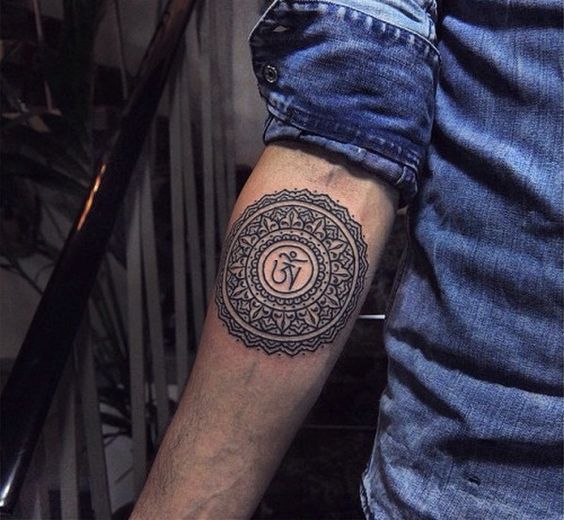 mandala tatuado en el brazo