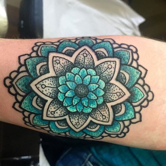 mandala verde tatuado