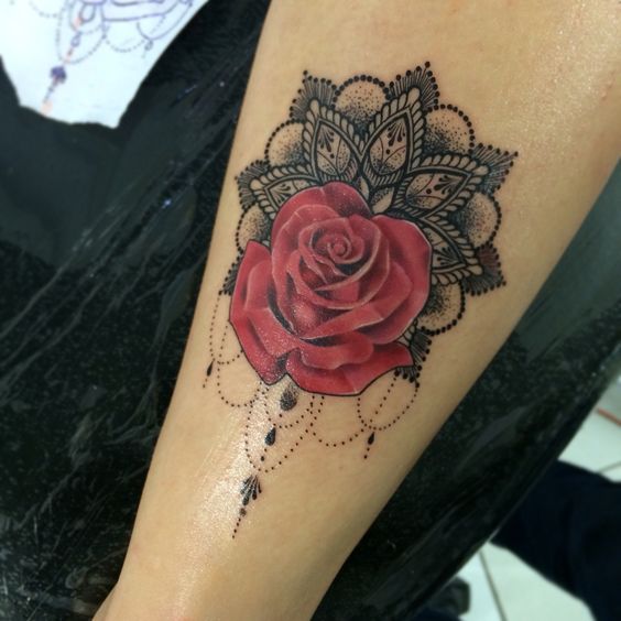 mandala y rosa tatuada