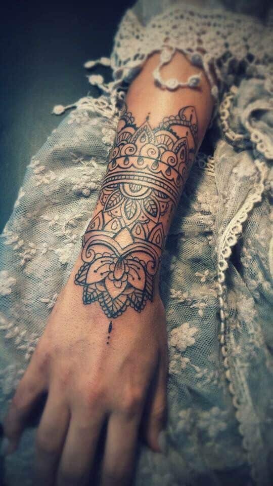 mandalas tatuados en el brazo
