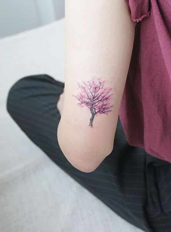 pequeño arbol de cerezo tatuado