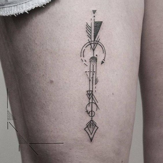 pierna-flecha-geometrica-tatuada