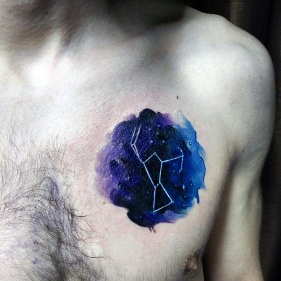 tatuaje a color con constelacion