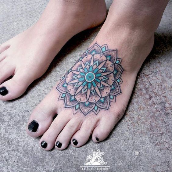 tatuaje de mandala a color en la pierna