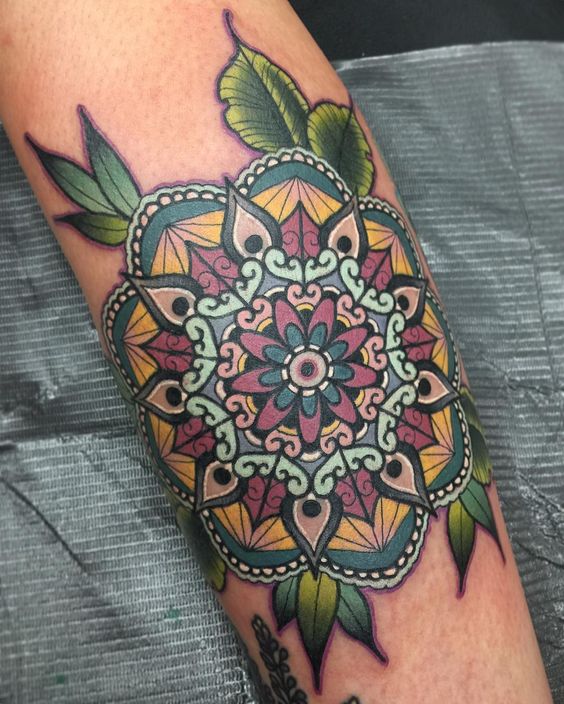 tatuaje de mandala a color