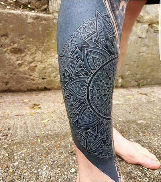 tatuaje de mandala en negativo