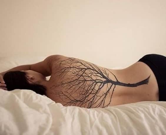 tatuaje de ramas de arbol en la espalda