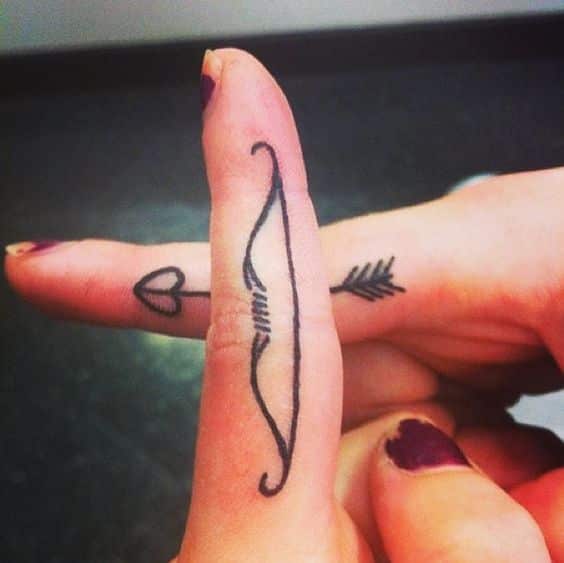 tatuaje en los dedos