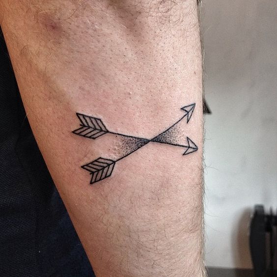 tatuaje hombre de flechas