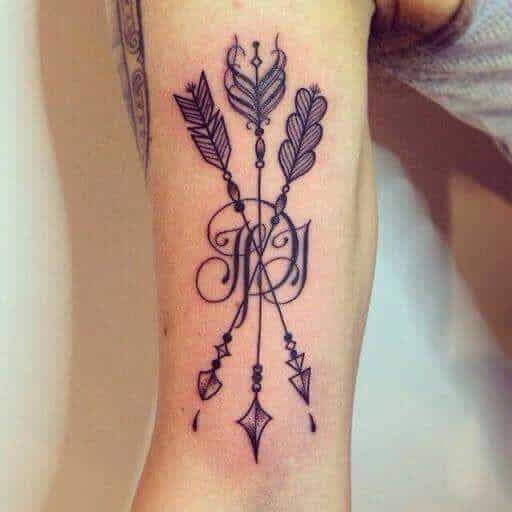tatuaje para mujeres con flechas