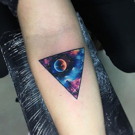 Tatuaje De Triángulo A Color Fondo Espacial