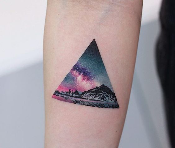 Tatuaje De Triángulo A Color Fondo Espacio Montañas