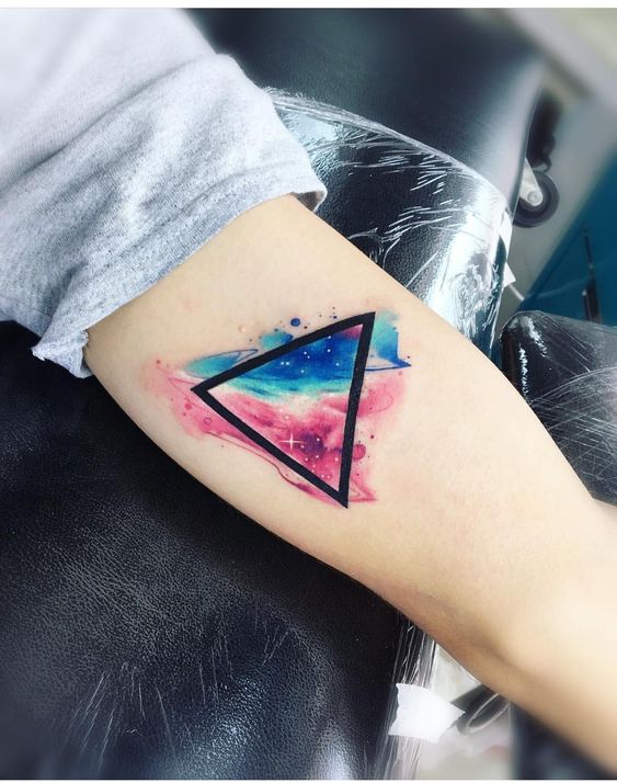 Tatuaje De Triángulo A Color Fondo Espacio