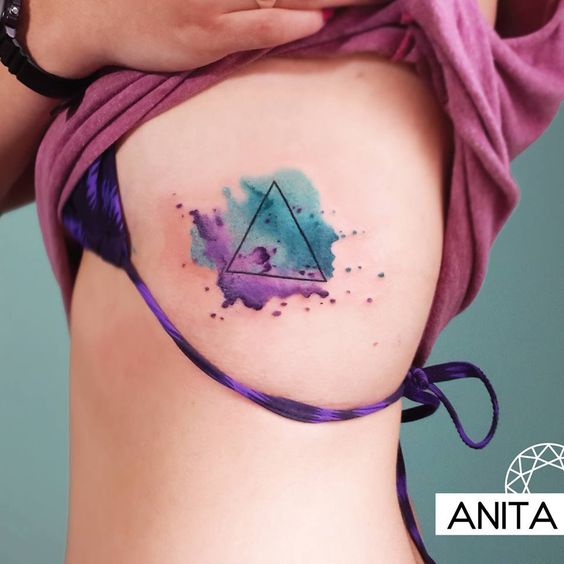 Tatuaje De Triángulo A Color Fondor Tipo Acuarela